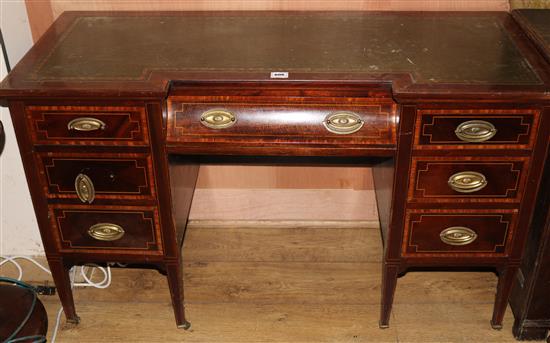 An Edwardian satinwood banded mahogany kneehole desk, W.4ft 3in. D.1ft 10in. H.2ft 7in.